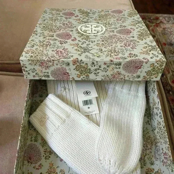Tory Burch Accessories - Tory Burch Accessories Ribbed Merino Mittens And Hat Cream/White Size: Os